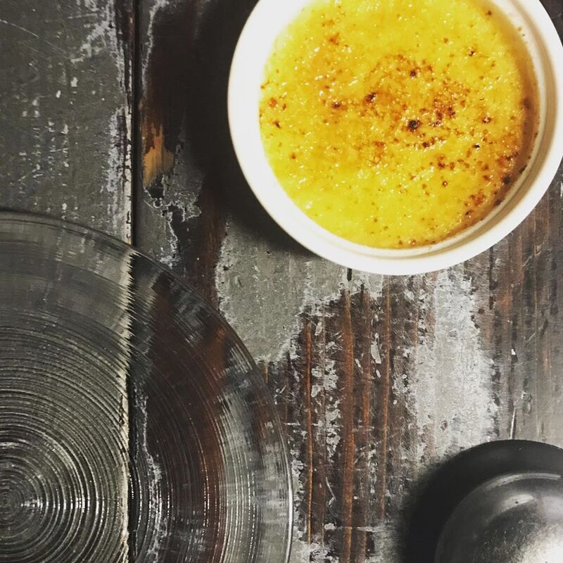 Crème brûlé al mahlab ( nocciola di ciliegie macinate ) con zucchero salato.