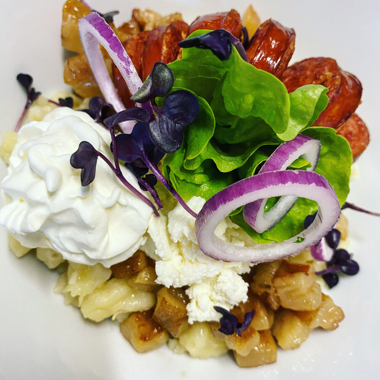 Halušky s brynzou, slaninou a klobásou