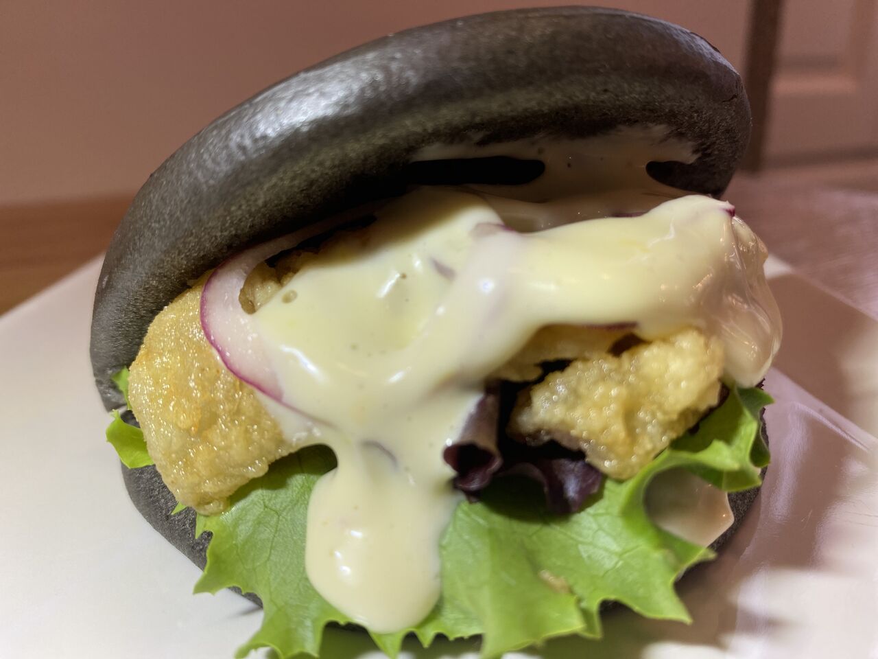 Pan Bao Negro con calamares y mayones de cítricos