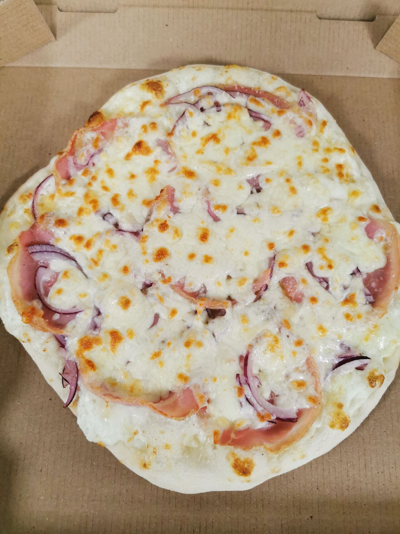 Pizza base crème : crème fraîche, oignons, pancetta, parmesan et mozzarella