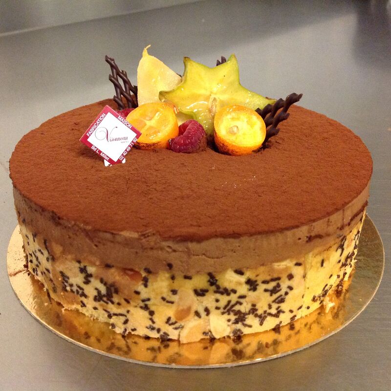 ROYALTINE : mousse chocolat noir, feuilletine au praliné sur un biscuit aux amandes.