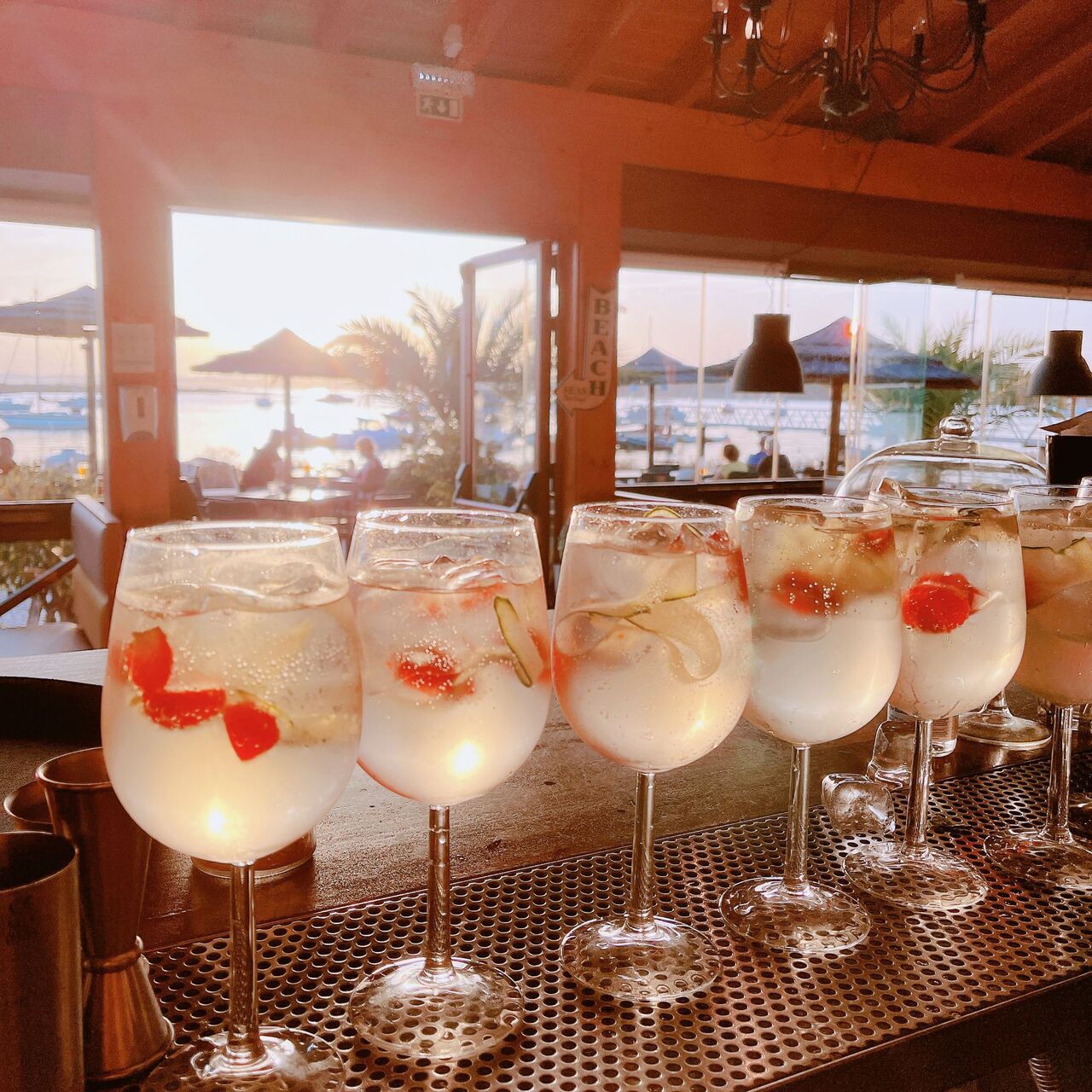 Cocktails happy hour 