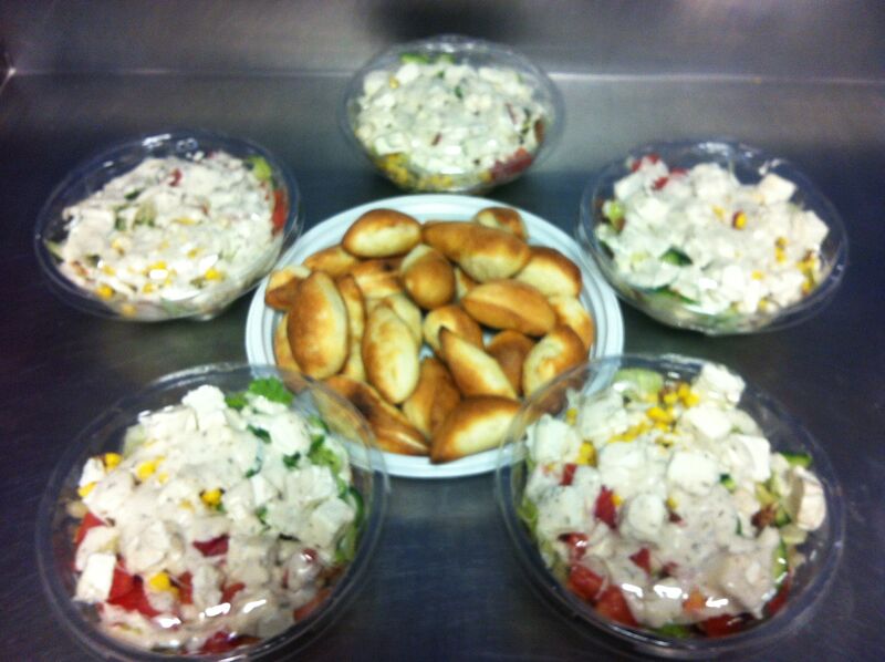 Sałatka z kurczakiem, wołowiną lub bezmięsna z serem sałatkowym i oliwkami + chrupiące pieczywko.