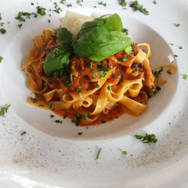 Tagliatelle mit Pfifferlingen, Nduja, Kirschtomaten und Grana-Flocken