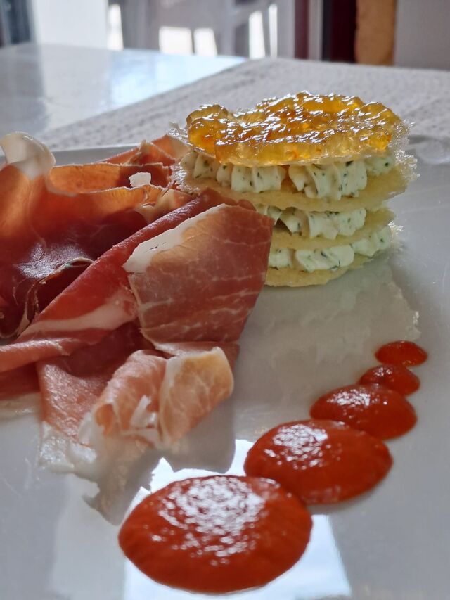 Millefoglie di chips di grana con fiocco di crudo