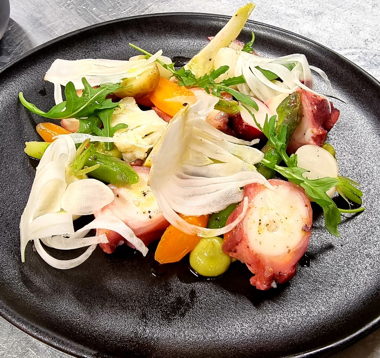 -LE POULPE
Poulpe confit, légumes de saison, espuma d’Aïoli
