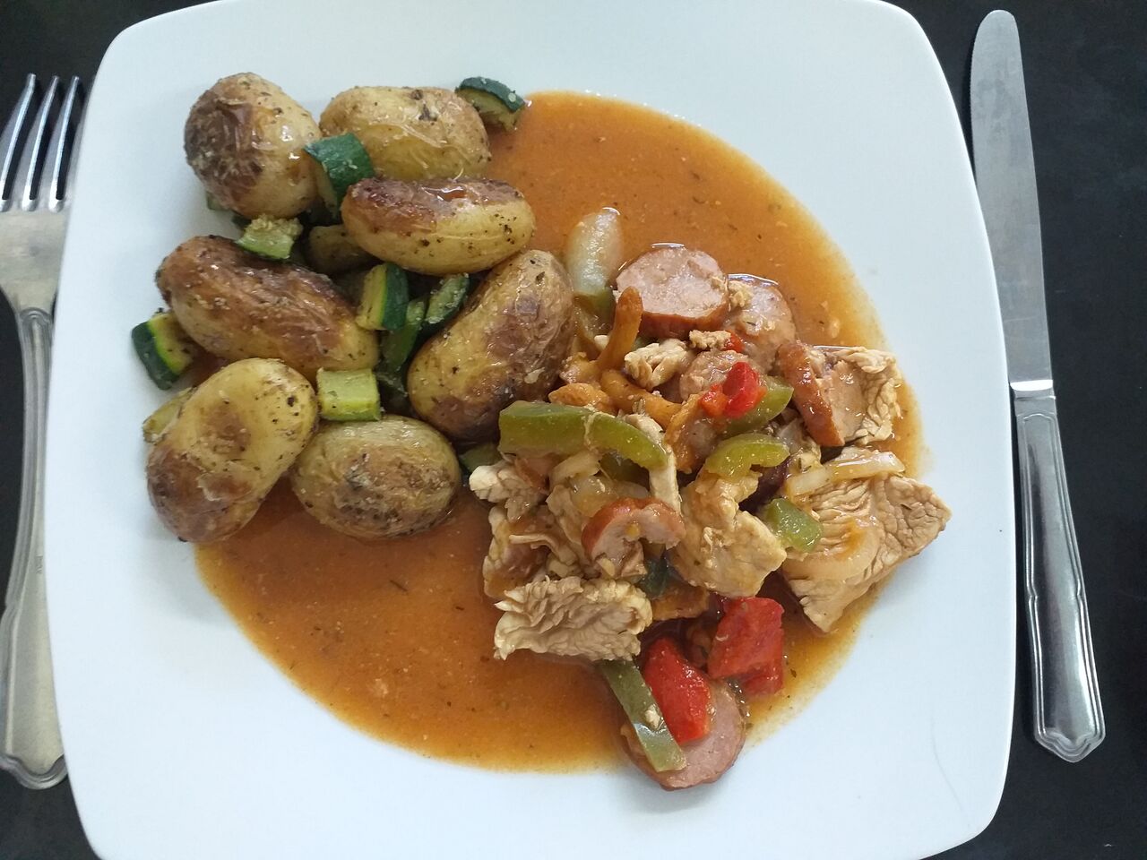 fricassée de dinde et saucisses de toulouse fumées , pommes grenailles