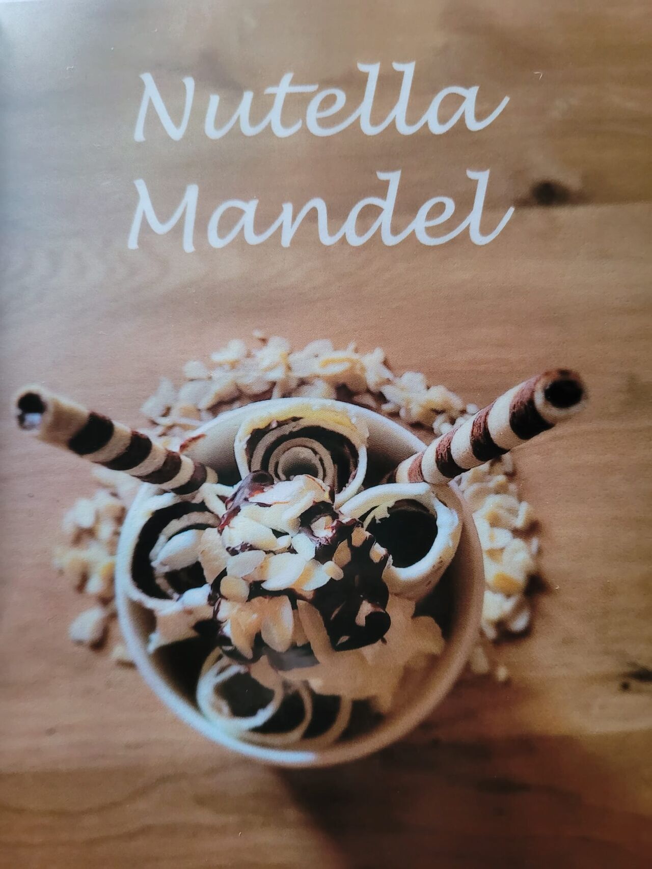 Knackig und schokoladig ist unser Ice-Roll-Nutella-Mandel-Becher.