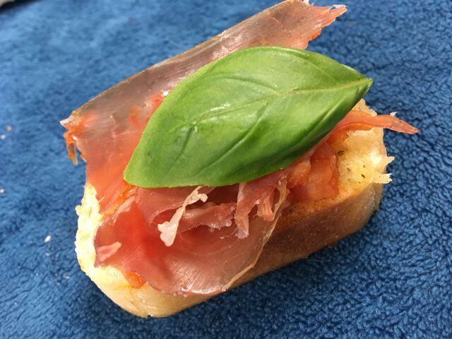 receptiehapje/bruchetta met tomaat,serranoham en basilicum