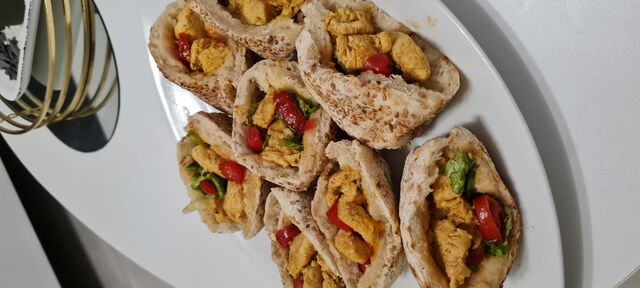 Sandwich pain au sésame garnis de poulet