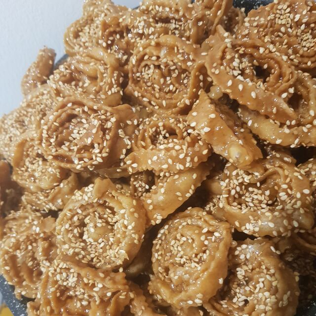 CHABAKIA
AMANDES,GRAINES DE SESAME,FARINE,FLEURS D'ORANGER,HUILE,MIEL
1,00EURO/PIECE
25 EUROS LE KILO SUR COMMANDE