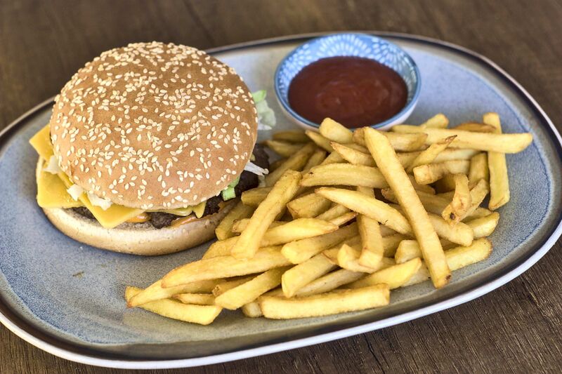 Burger mit Pommes