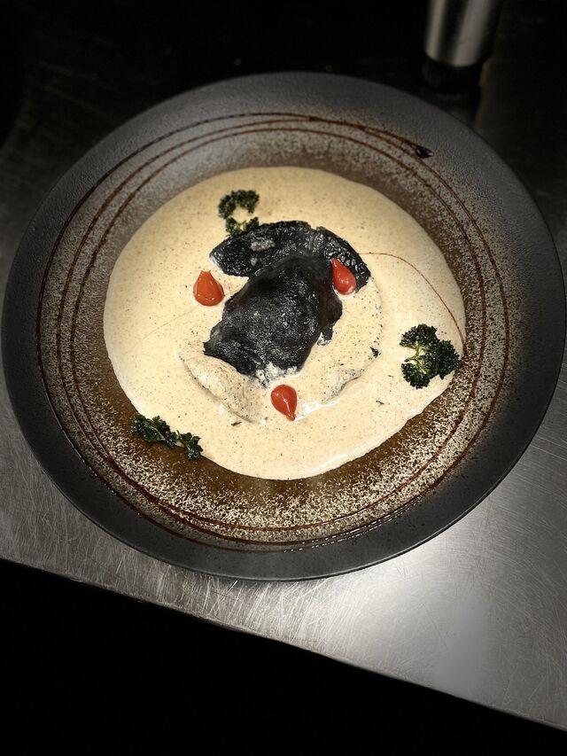 Raviole de canard à l’encre de seiche 