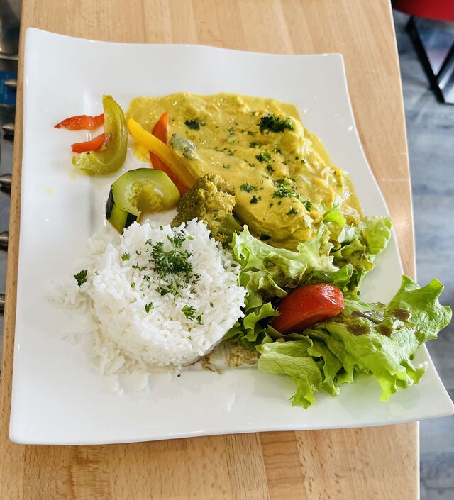 Poulet curry avec riz et ses légumes cuits à la vapeur
