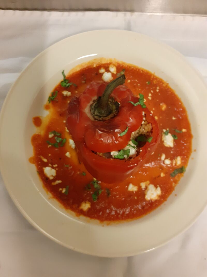 Gefüllte rote Paprikaschote an Tomaten Sugo