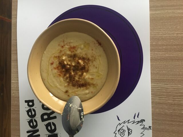 Bissara ( purée de fèves) un peu d’huile d’olive , une pincée de cumin , en route pour le voyage 