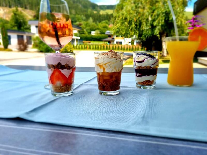 Erdbeer-Mascarpone auf Butterkeks, Apfel-Crumble mit Schuss, Heidelbeer-Amarettini