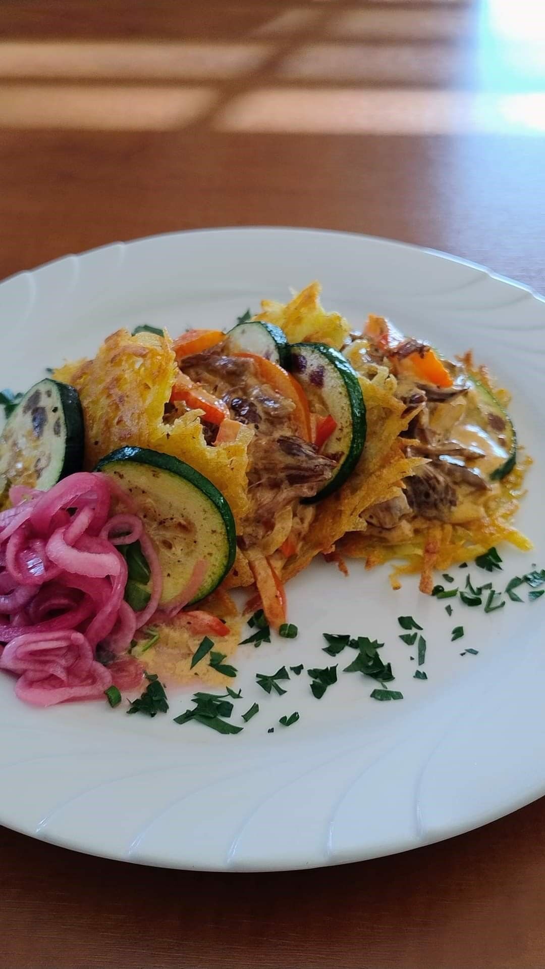 Placki ziemniaczane z warzywami i delikatnym sosem | Potato Pancakes with Vegetables and Delicate Sauce