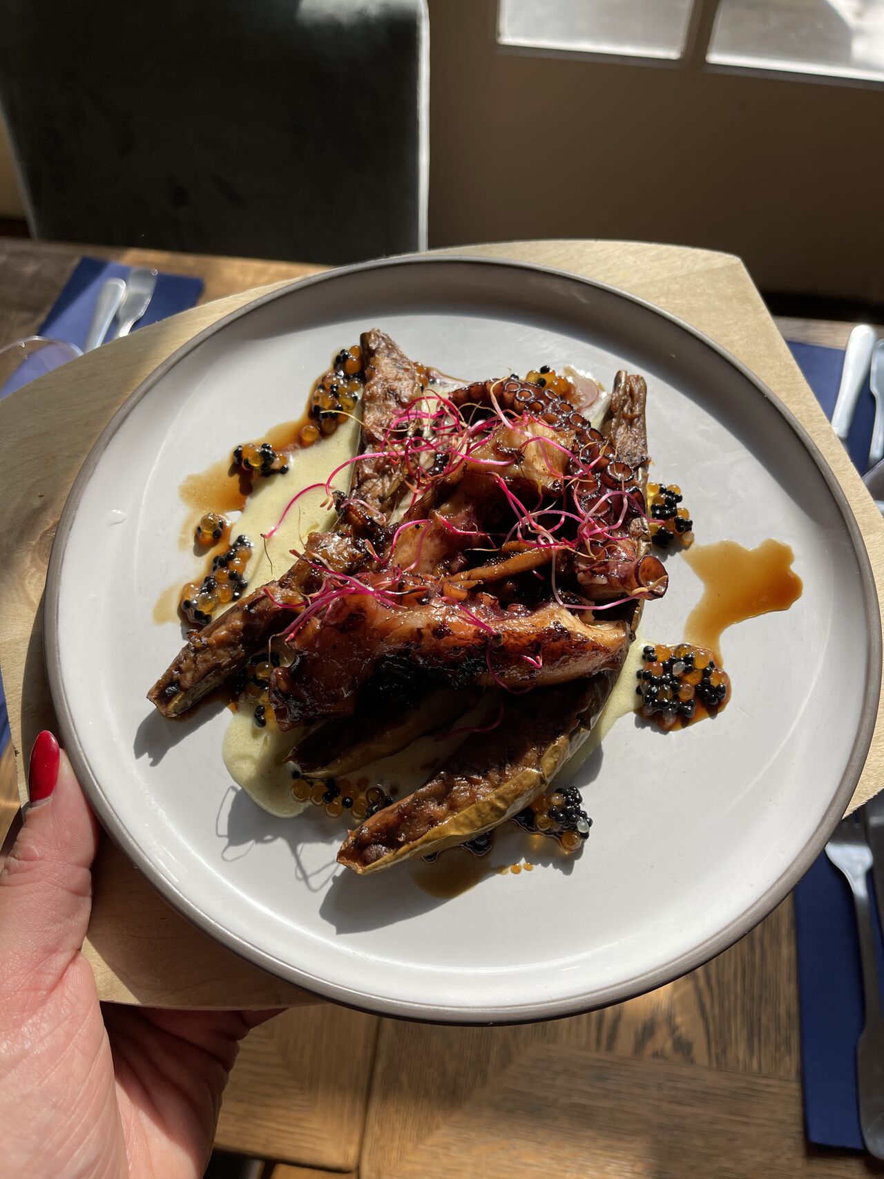 Poulpe laqué, aubergine au miso et sauce lèche de tigre