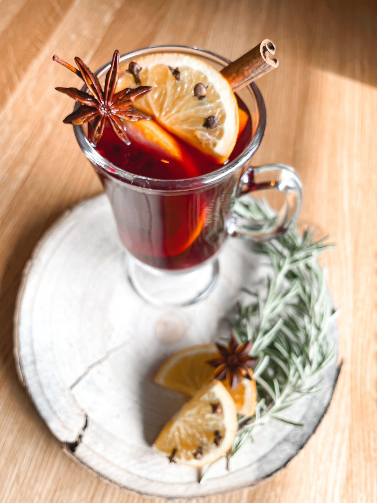 Grzane czerwone wino z pomarańczą, goździkami, cynamonem, anyżem oraz miodem