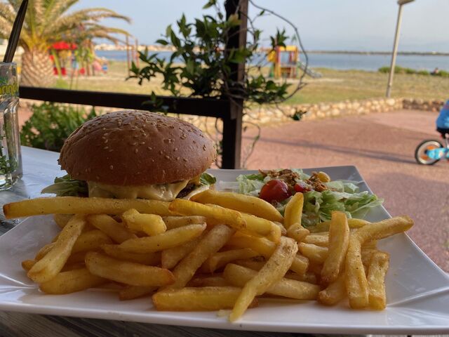 BURGER CLASSICO (pain boulangerie - oignons confits - cheddar-bacon - steack angus- salade - tomate - sauce burger)