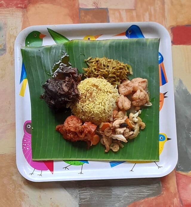 Assiette découverte sur feuille de bananier pour manger avec les doigts