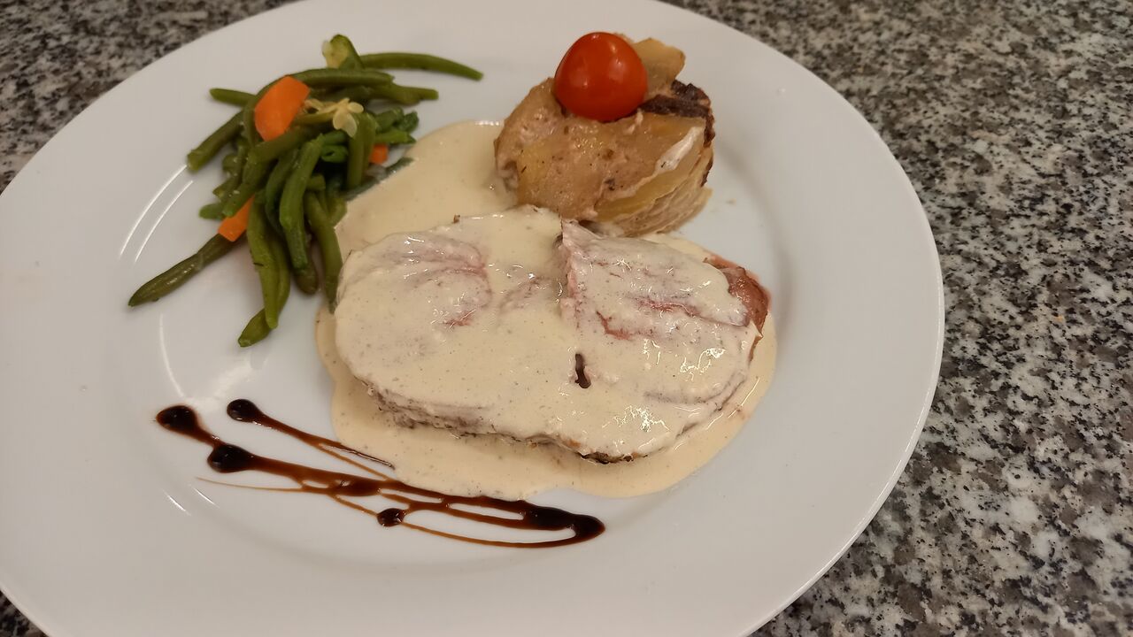Gigot d'agneau à la crème d'ail