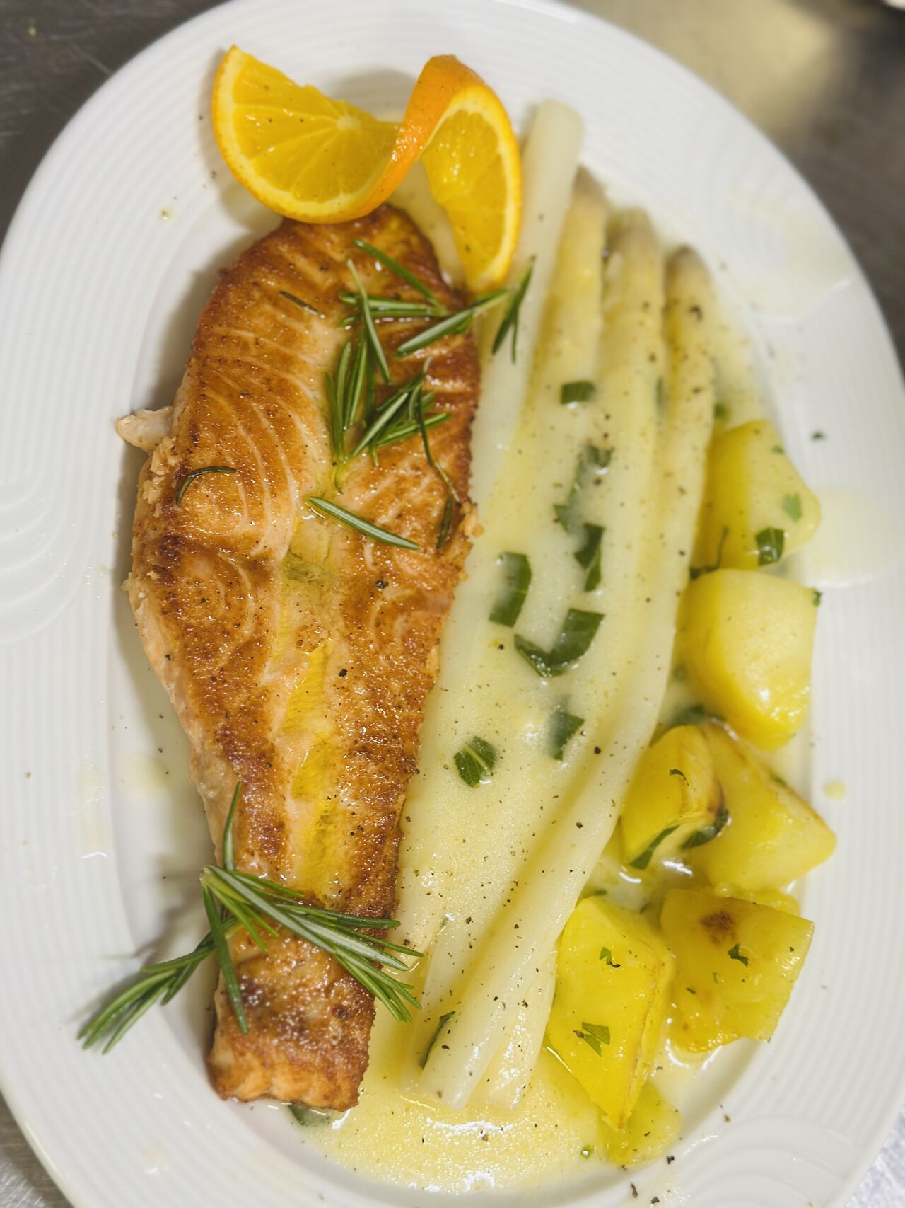 Lachsfilet mit Spargel und Kartoffeln 