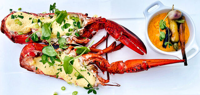 Homard au four, carottes rôties, purée de patates douces, sabayon de citron et persil