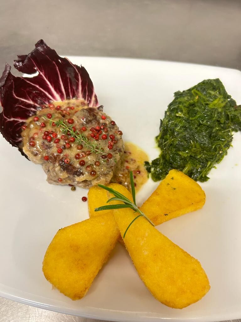 FUORI MENU : Filetto di manzo al pepe rosa con polenta fritta e cime di rapa