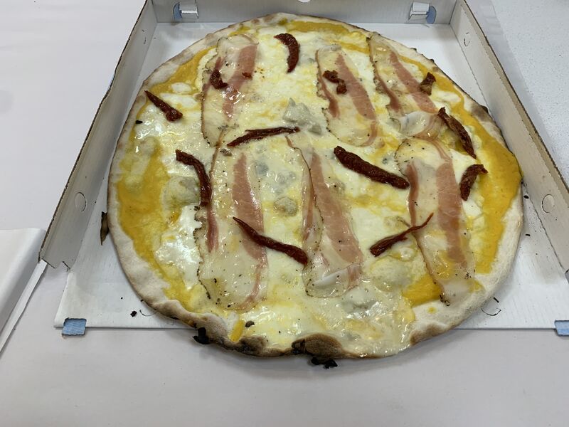 Crema di zucca,mozzarella,gorgonzola,guanciale e pomodoro sott’olio??