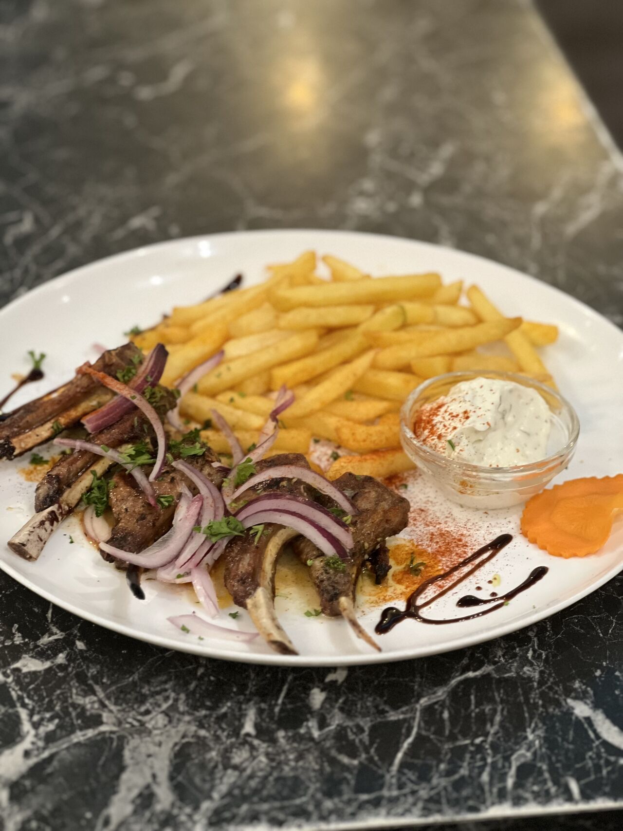 Lammkotelett mit Pommes