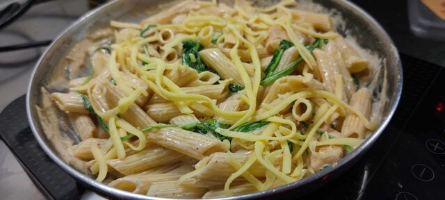 Kuřecí těstoviny se špenátem