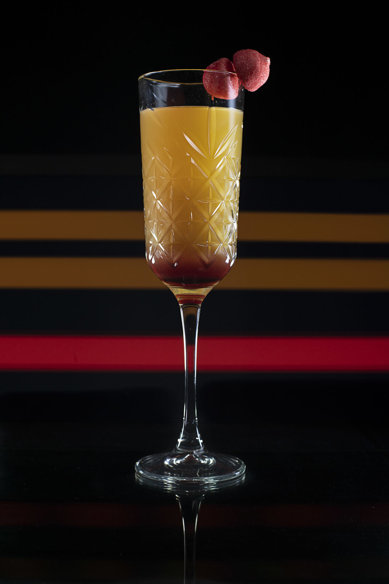 Pomme d'amour
Ingrédient : Vodka, orange, pomme, tagada
Saveur : fête foraine
Catégorie : Création