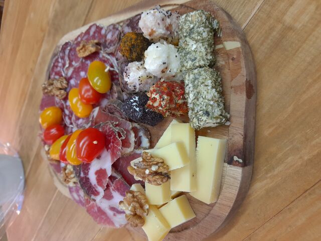 Planche Apéro Charcuterie / Fromage divers pour 1 à 2 personnes 20 €