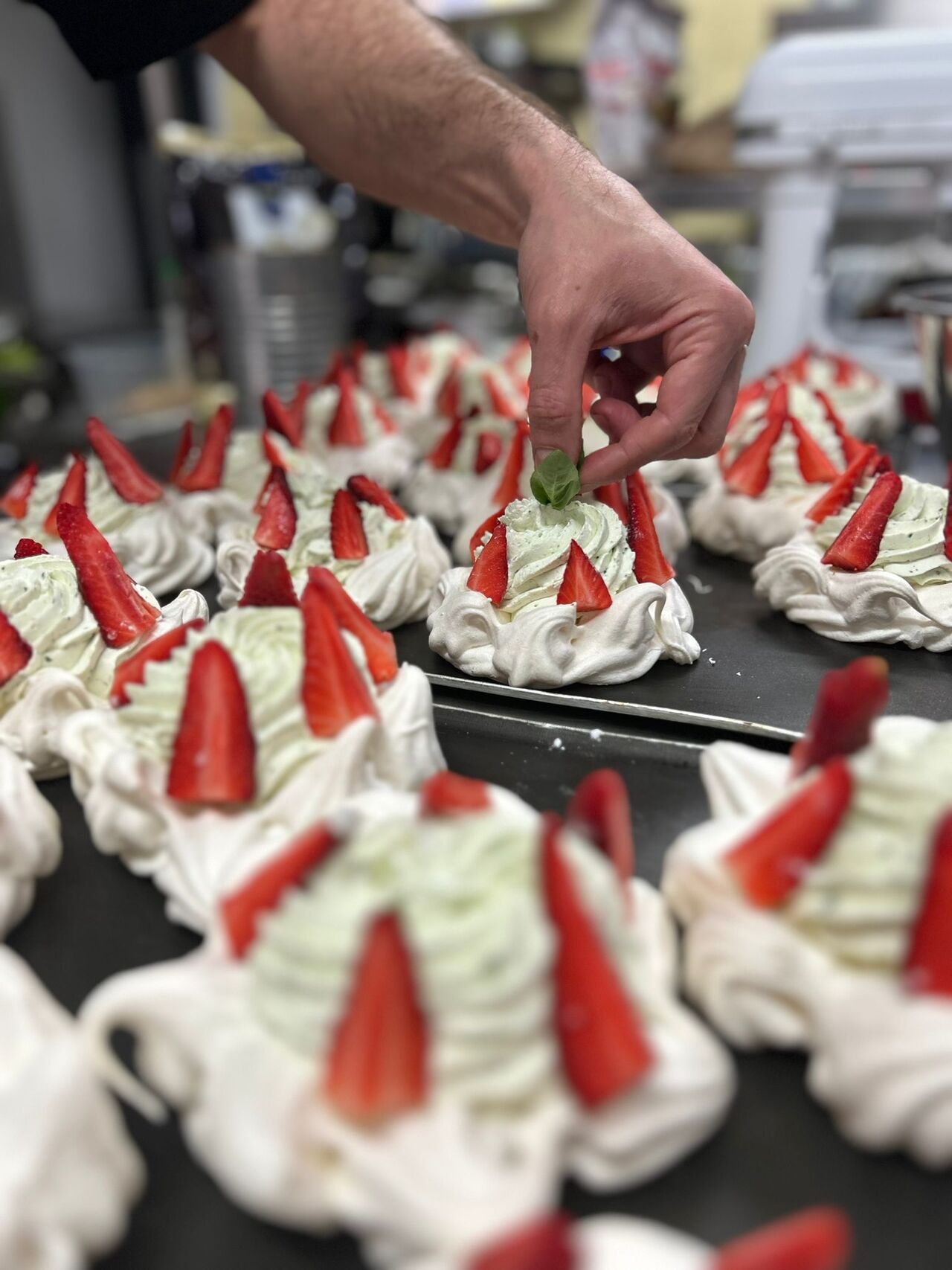 DESSERT DU JOUR (pavlova basilic & fraise)