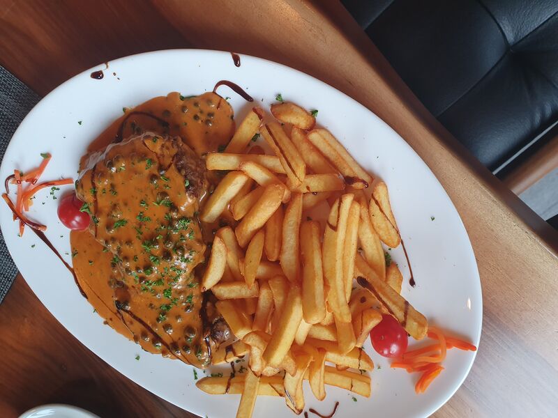 Rumpsteak in Madagaskar Pfeffersoße und Pommes 