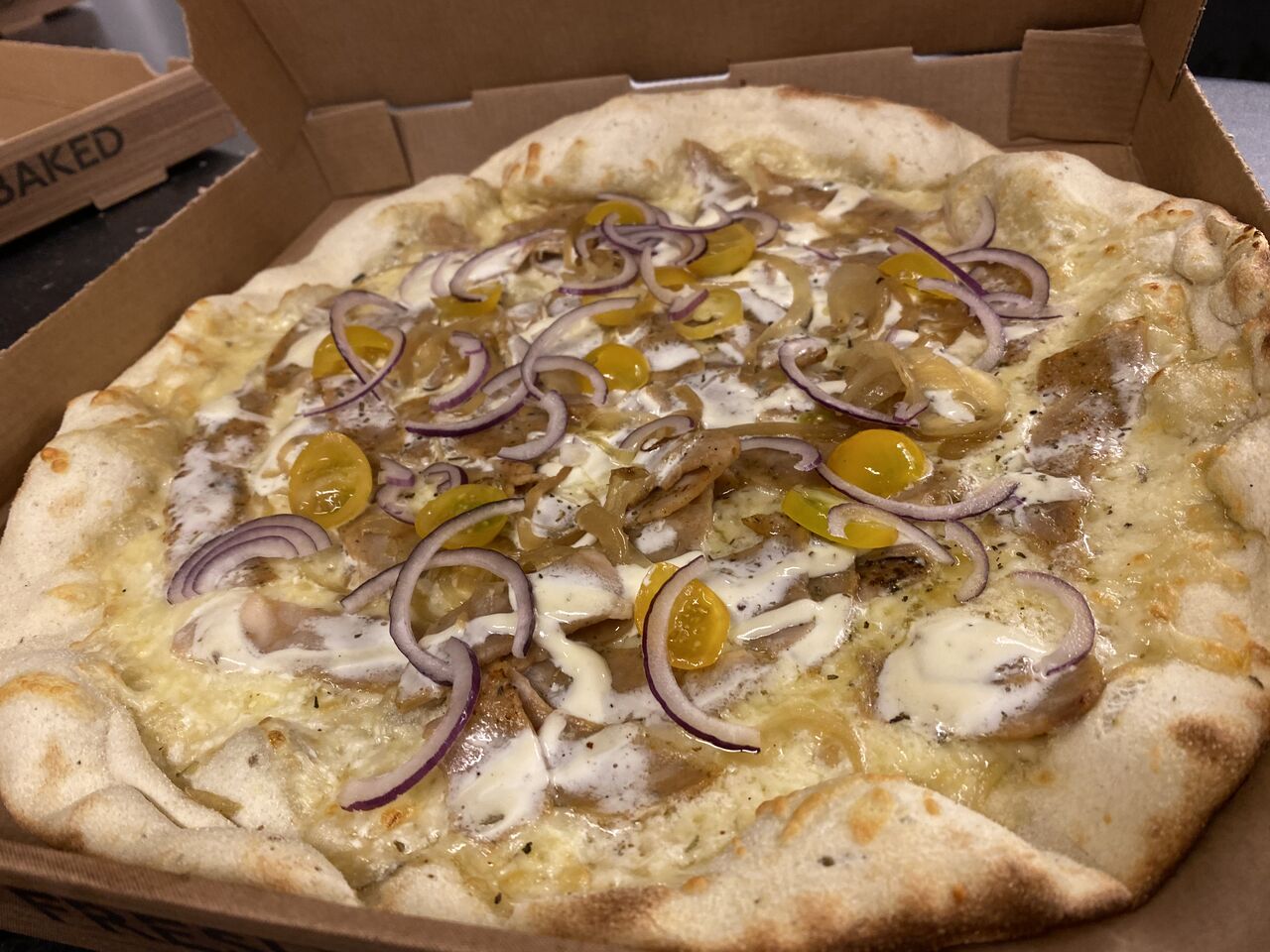 LA KEBAB
Mozza emmental, kebab, oignons cuisinés, crème pitta, oignons rouge, tomates cerises