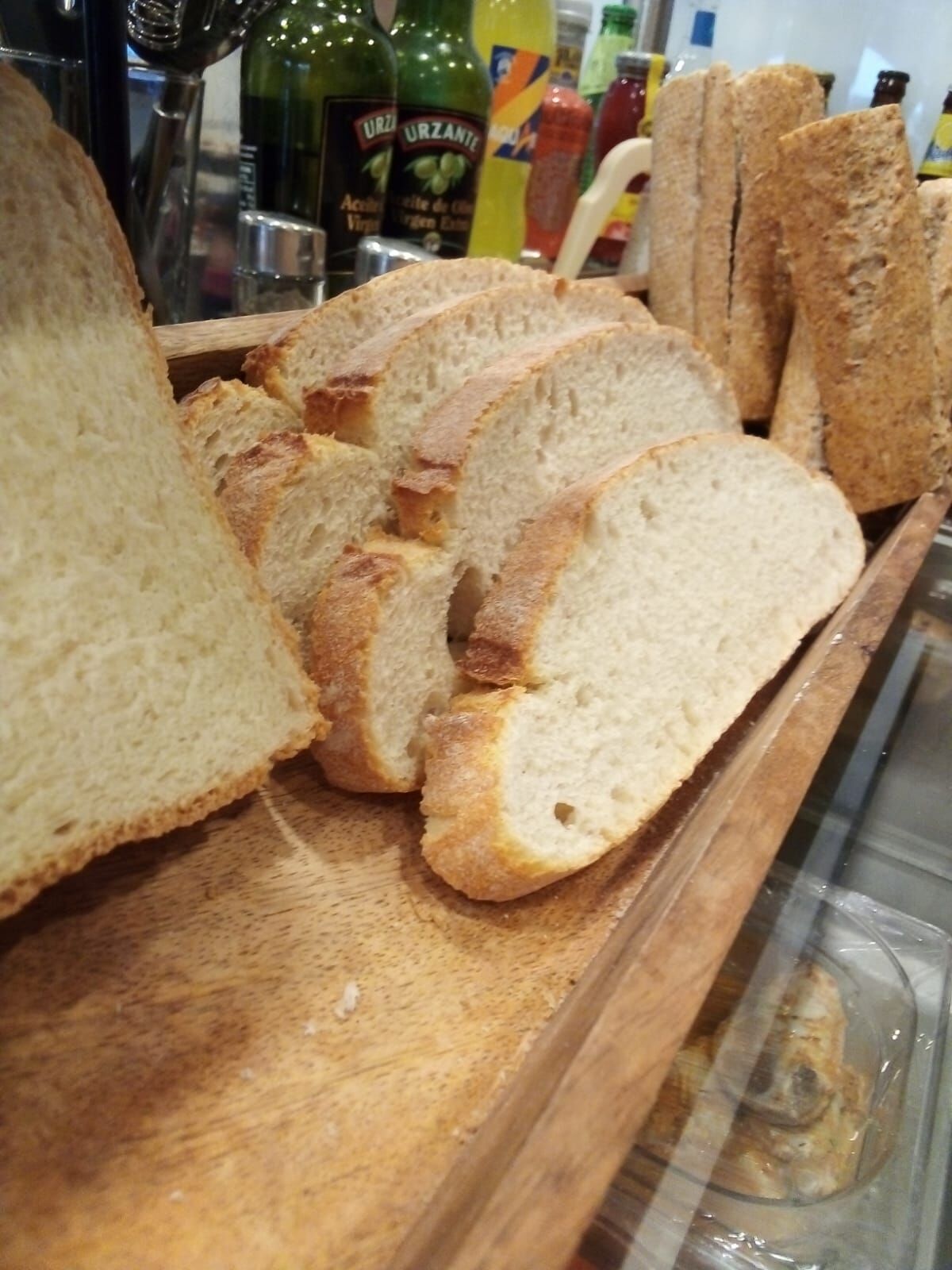 Variedad en panes para tostadas.
Pídela a tu gusto;
Tomate rall
Mantequilla y mermelada
AOVE (Jaén) yo verde
Con jamón ibérico..