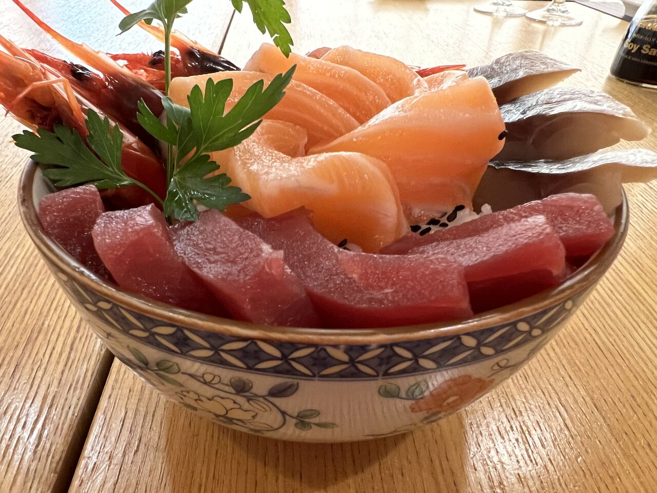 Chirashi sushi