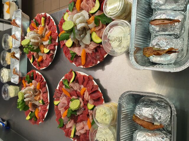 Assiettes Assortiments de viandes et poissons ..pdt au four en papillote...4 sauces
14 euro par pers 