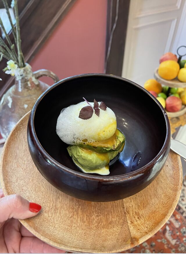 Oeuf bio mollet, avocat grillé et curry