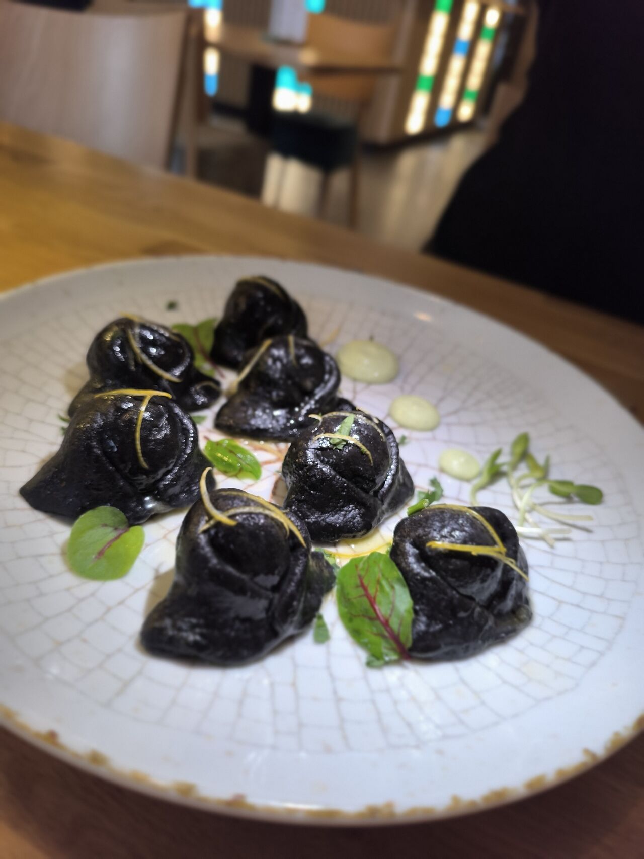 Czarne pierogi z dorszem z masełkiem ziołowo czosnkowym 