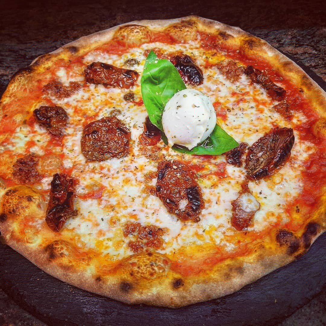 Pizza Nduja mit calabresischer Streichsalami (scharf), getrockneten Tomaten und Büffelmozzarella