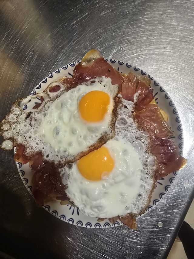 Huevos rotos con jamon