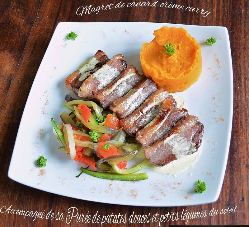 Émincés de canard sauce foi gras accompagnés de sa purée de patates douces et petits légumes du soleil .