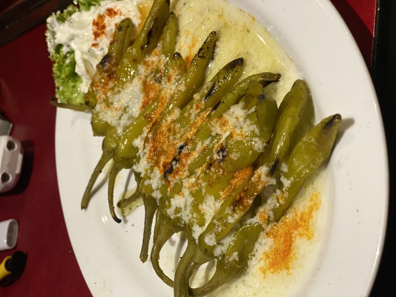 Gegrillte Peperoni mit Knoblauchsoße