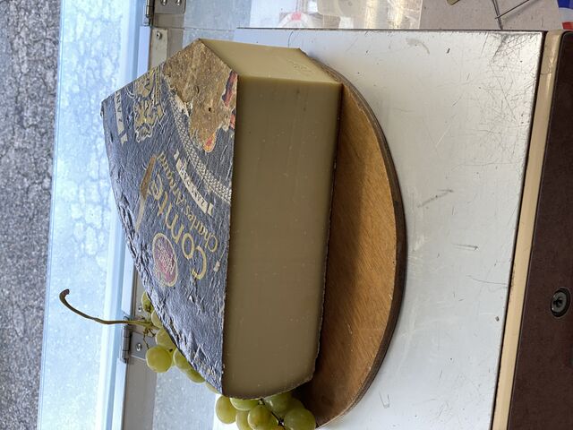 Comte grande réserve : fromagerie Arnaud comte Fort des Rousses. (Affinage +24 mois)