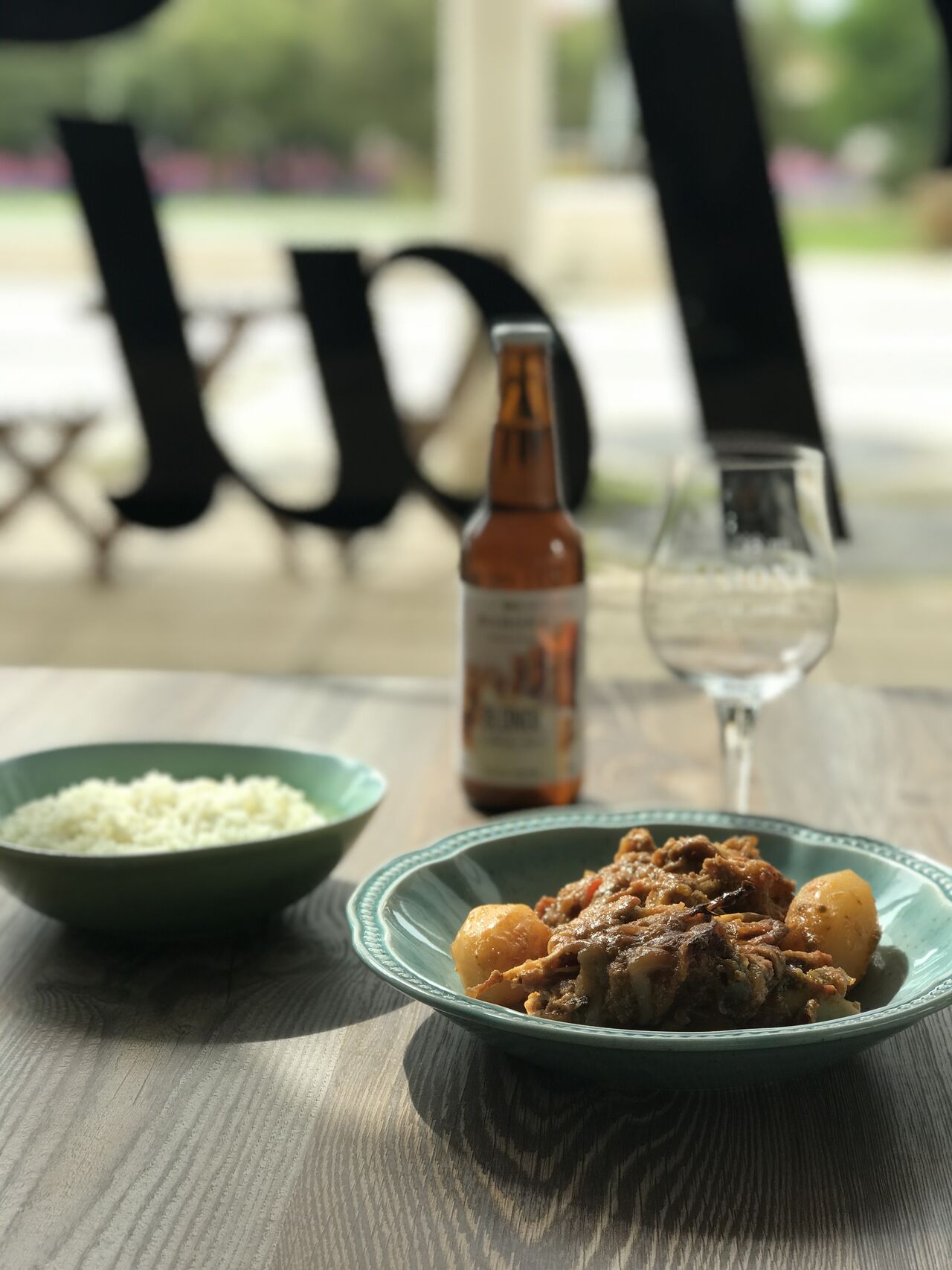 Perna de peru assada com batatinhas & arroz.