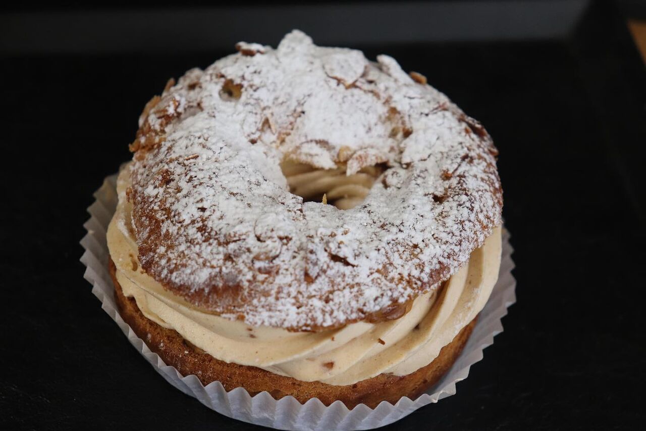 Le Paris-Brest (pâte à choux, crème mousseline pralinée parsemé d'amande)